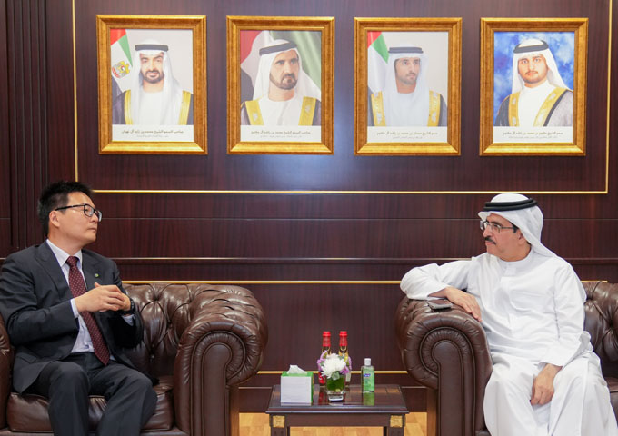 معالي سعيد محمد الطاير يعقد اجتماعًا مثمرًا مع رئيس مجلس إدارة شركة شنغهاي إلكتريك الصينية العالمية