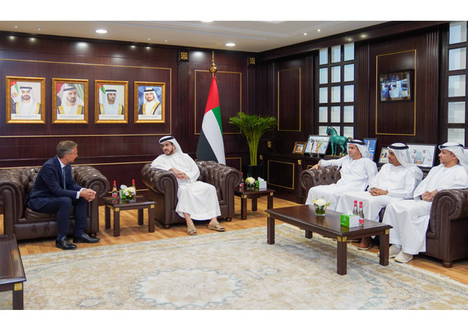 معالي سعيد محمد الطاير ووزير الاقتصاد والطاقة والسياحة الاتحادي النمساوي يناقشان التعاون المشترك لتعزيز التنمية المستدامة والتحول نحو الطاقة الخضراء