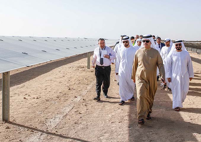 سعادة سعيد محمد الطاير يقوم بزيارة ميدانية لمشاريع مجمع "محمد بن راشد آل مكتوم للطاقة الشمسية"