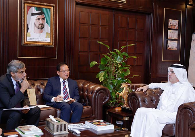 سعيد محمد الطاير يعزز التعاون مع قنصل عام جمهورية سنغافورة