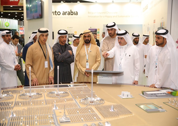 صاحب السمو الشيخ محمد بن راشد آل مكتوم يتفقد منصة هيئة كهرباء ومياه دبي في القمة العالمية لطاقة المستقبل