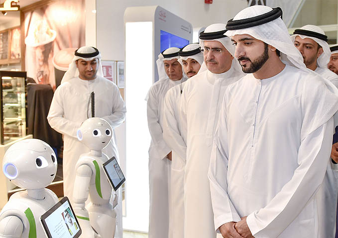 سمو الشيخ حمدان بن محمد بن راشد آل مكتوم يزيح الستار عن لوحة الخمس نجوم في المركز الرئيسي لهيئة كهرباء ومياه دبي