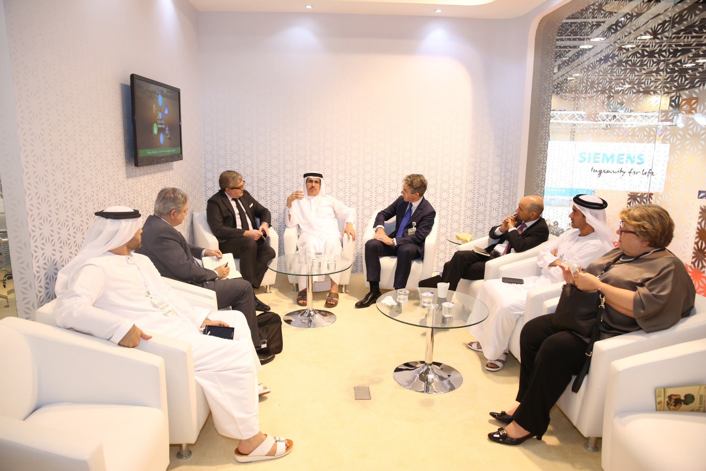 العضو المنتدب الرئيس التفنيذي لهيئة كهرباء ومياه دبي يستقبل وفداً فرنسياً رفيعاً خلال اليوم الأول لمعرض ويتيكس