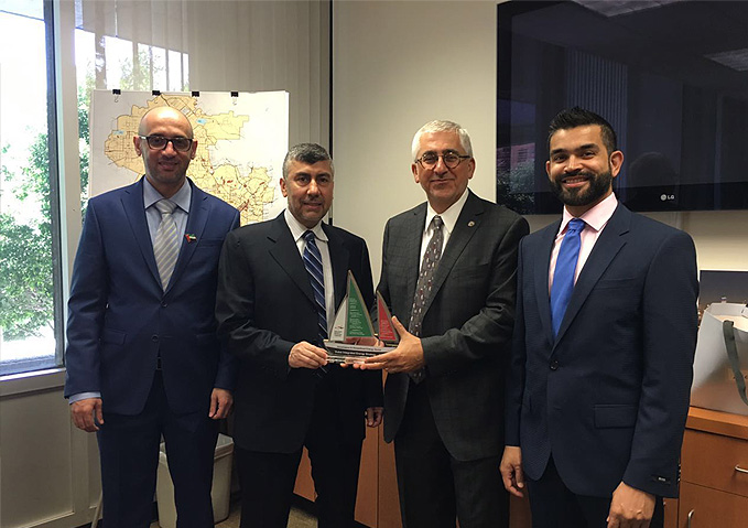 وفد من المجلس الأعلى للطاقة في دبي وهيئة الطرق والمواصلات يزور مكتب لوس انجليس لإنارة الطرق في الولايات المتحدة الأميركية