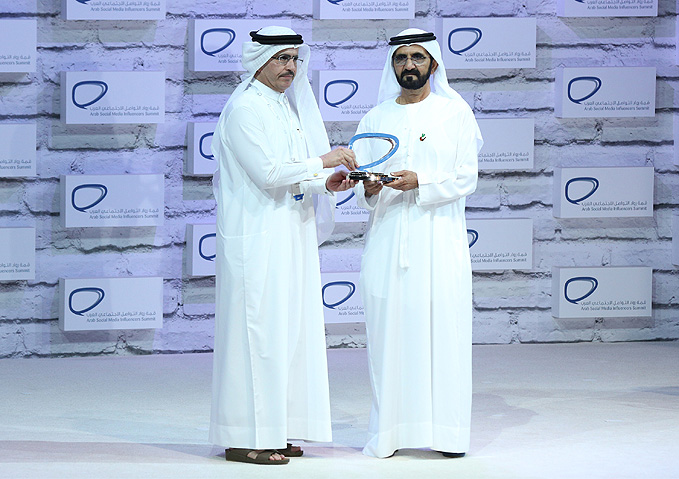 صاحب السمو الشيخ محمد بن راشد آل مكتوم يكرّم هيئة كهرباء ومياه دبي بجائزة رواد التواصل الاجتماعي عن فئة "البيئة" للمؤسسات