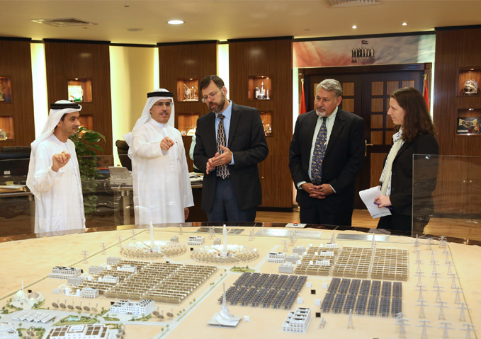 العضو المنتدب الرئيس التنفيذي لهيئة كهرباء ومياه دبي يستقبل المبعوث الأمريكي الخاص بشأن تغير المناخ