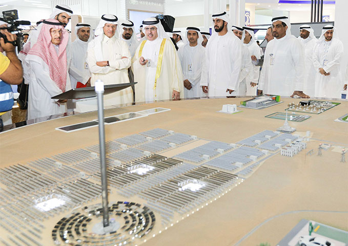 سعيد محمد الطاير يستعرض أمام وزير الطاقة السعودي أبرز مشروعات ومبادرات هيئة كهرباء ومياه دبي في مجال الطاقة المتجددة خلال فعاليات الدورة 24 من مؤتمر الطاقة العالمي في أبوظبي