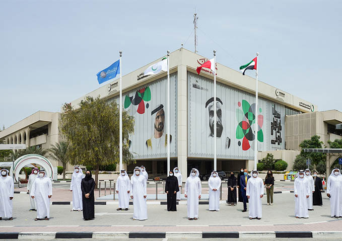 رفع راية برنامج حمدان بن محمد للخدمات الحكومية 2020 في المبنى الرئيسي لهيئة كهرباء ومياه دبي 