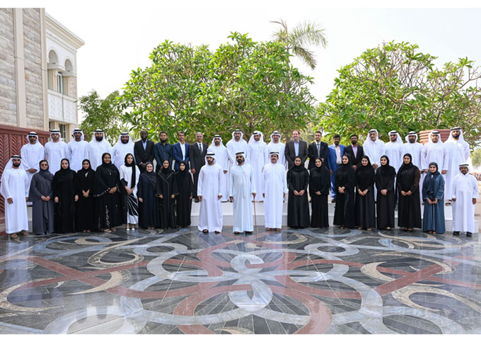 Mohammed bin Rashid receives Emirati experts, researchers and professionals from DEWA's Research and Development Centre