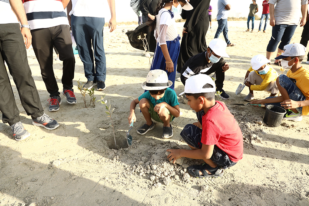 DEWA Participates in Beach Cleaning