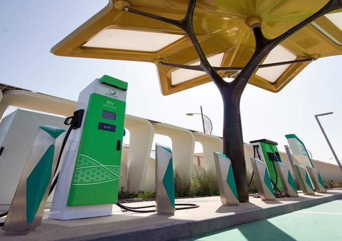 هيئة كهرباء ومياه دبي تستكمل تركيب محطة "الشاحن الأخضر" فائق السرعة للسيارات الكهربائية في محطة اينوك في موقع إكسبو 2020 دبي