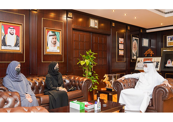 معالي سعيد محمد الطاير يتسلّم درعاً تكريمياً من جائزة الشيخة لطيفة بنت محمد لإبداعات الطفولة