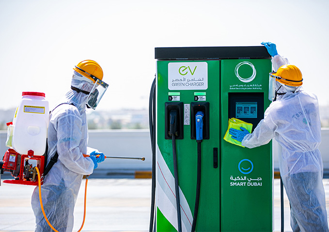 هيئة كهرباء ومياه دبي تطلق برنامجاً دورياً لتعقيم محطات شحن السيارات الكهربائية