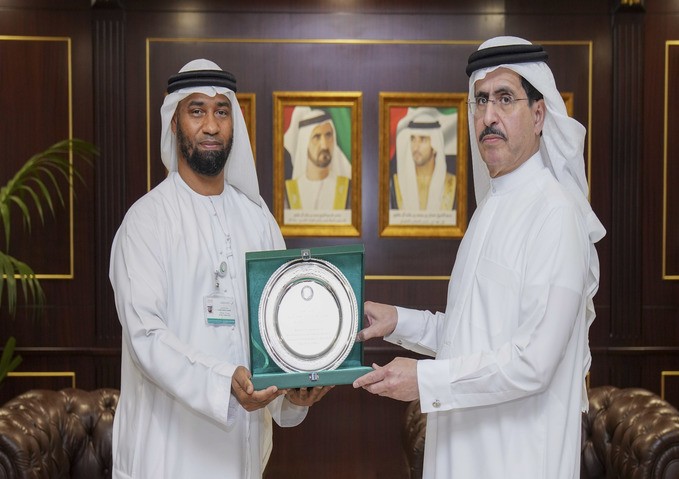 معالي سعيد محمد الطاير يكرم أحد مهندسي الهيئة المبتكرين لفوزه بالجائزة الذهبية في معرض "آيتكس 2022"