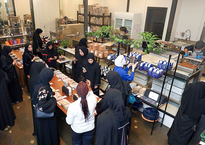 اللجنة النسائية في هيئة كهرباء ومياه دبي تنظم رحلة إلى مصنع "ميرزام للشوكولاتة"