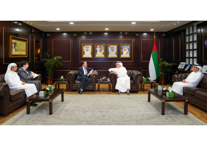 سعيد محمد الطاير يبحث تعزيز التعاون في قطاعي المياه والطاقة المتجددة والنظيفة مع قنصل عام المملكة المتحدة في دبي 