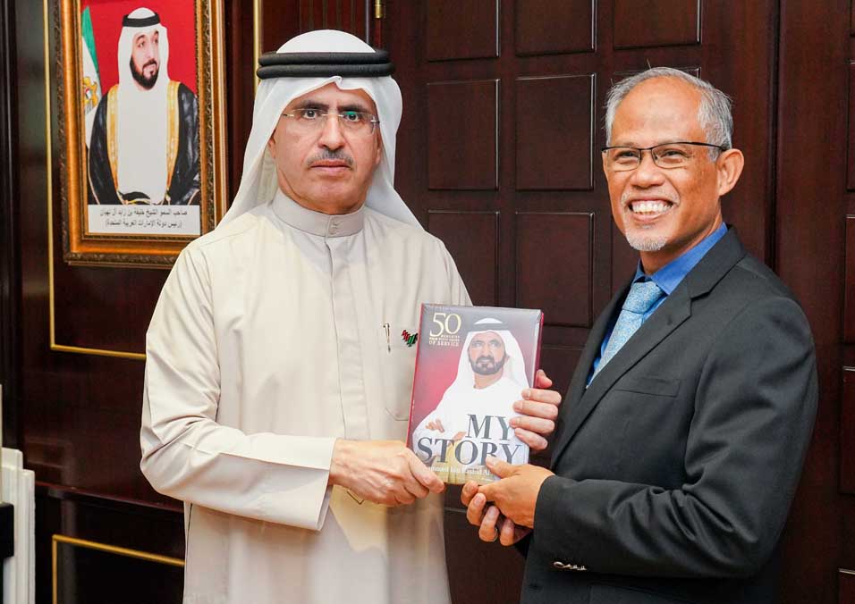 وزير البيئة والمياه السنغافوري يطلع على مشاريع هيئة كهرباء ومياه دبي  في مجال الطاقة المتجددة والنظيفة