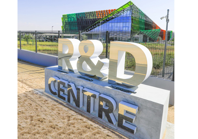 مركز البحوث والتطوير التابع لهيئة كهرباء ومياه دبي يفوز بجائزة أفضل ورقة بحثية في مؤتمر الطاقة الكهربائية في إندونيسيا 2024