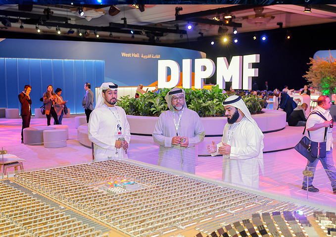 DEWA highlights its experience in implementing leading renewable and clean energy projects at DIPFM