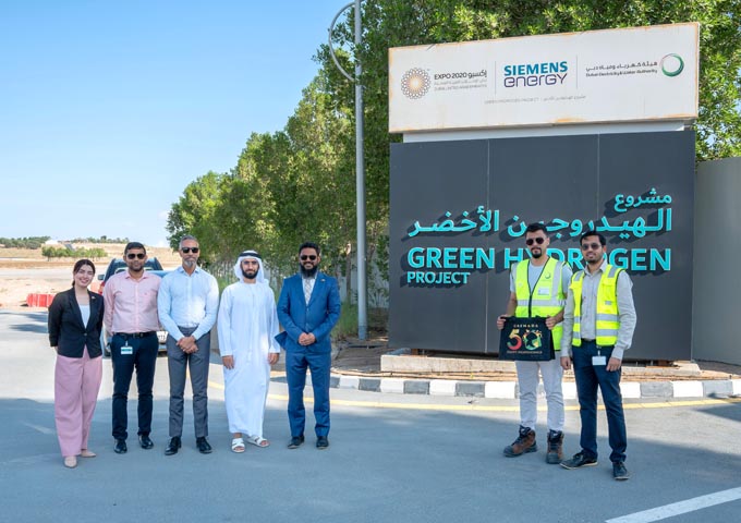 Consul General of Grenada visits Mohammed bin Rashid Al Maktoum Solar Park to learn about DEWA's Green Hydrogen project