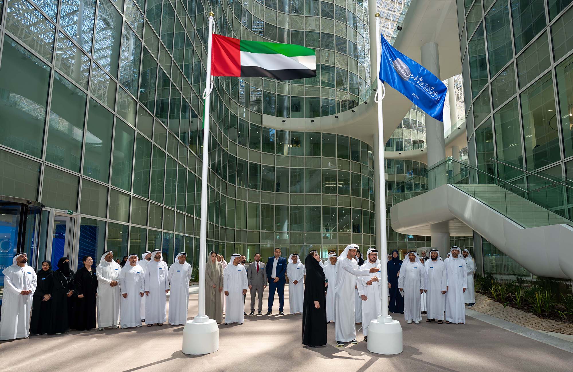 رفع راية برنامج حمدان بن محمد للخدمات الحكومية لعام 2025 في "الشراع"، المقر الرئيسي لهيئة كهرباء ومياه دبي