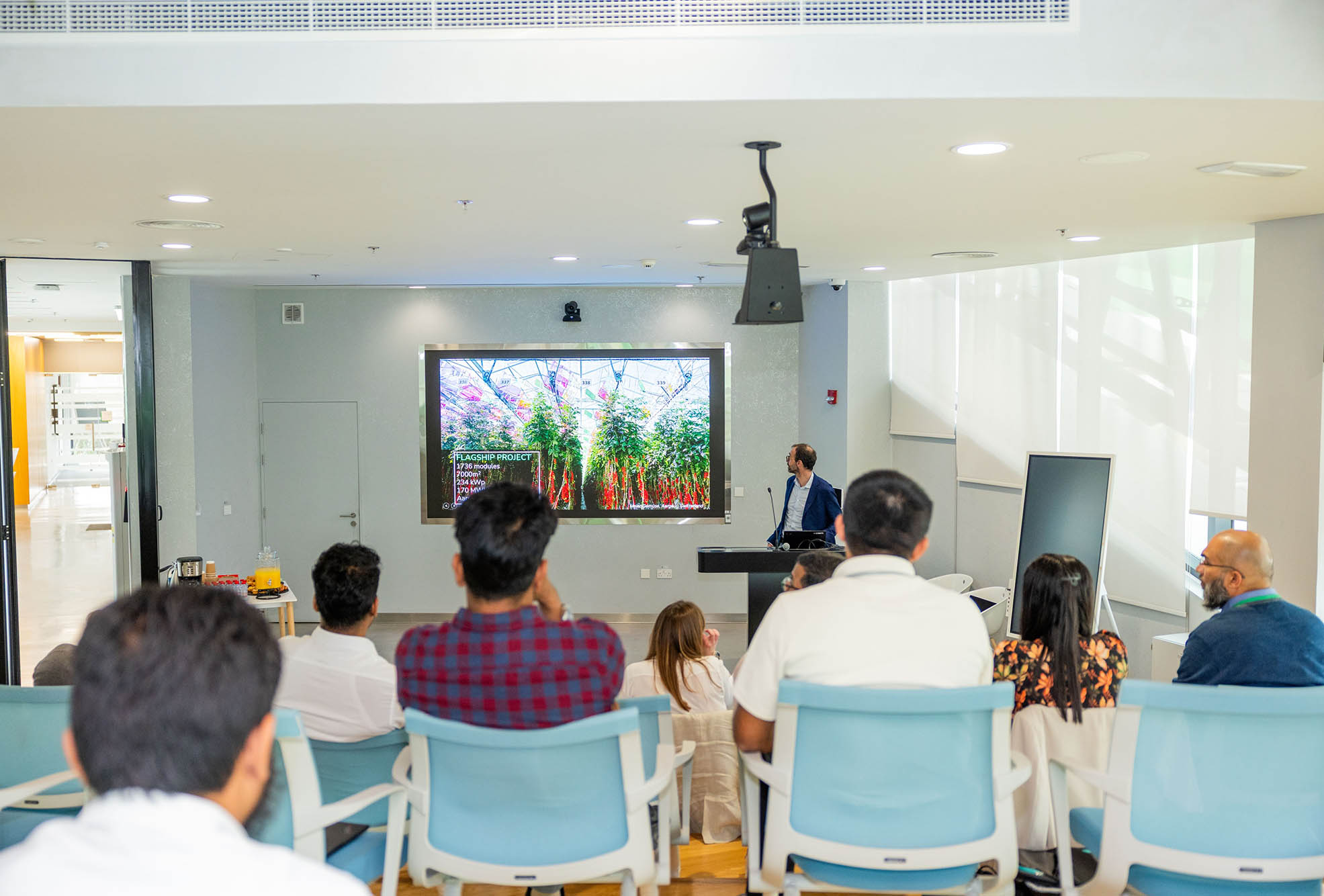 هيئة كهرباء ومياه دبي ومركز أبحاث سويسري يعرضان أحدث تطورات تقنيات وحدات الخلايا الكهروضوئية 