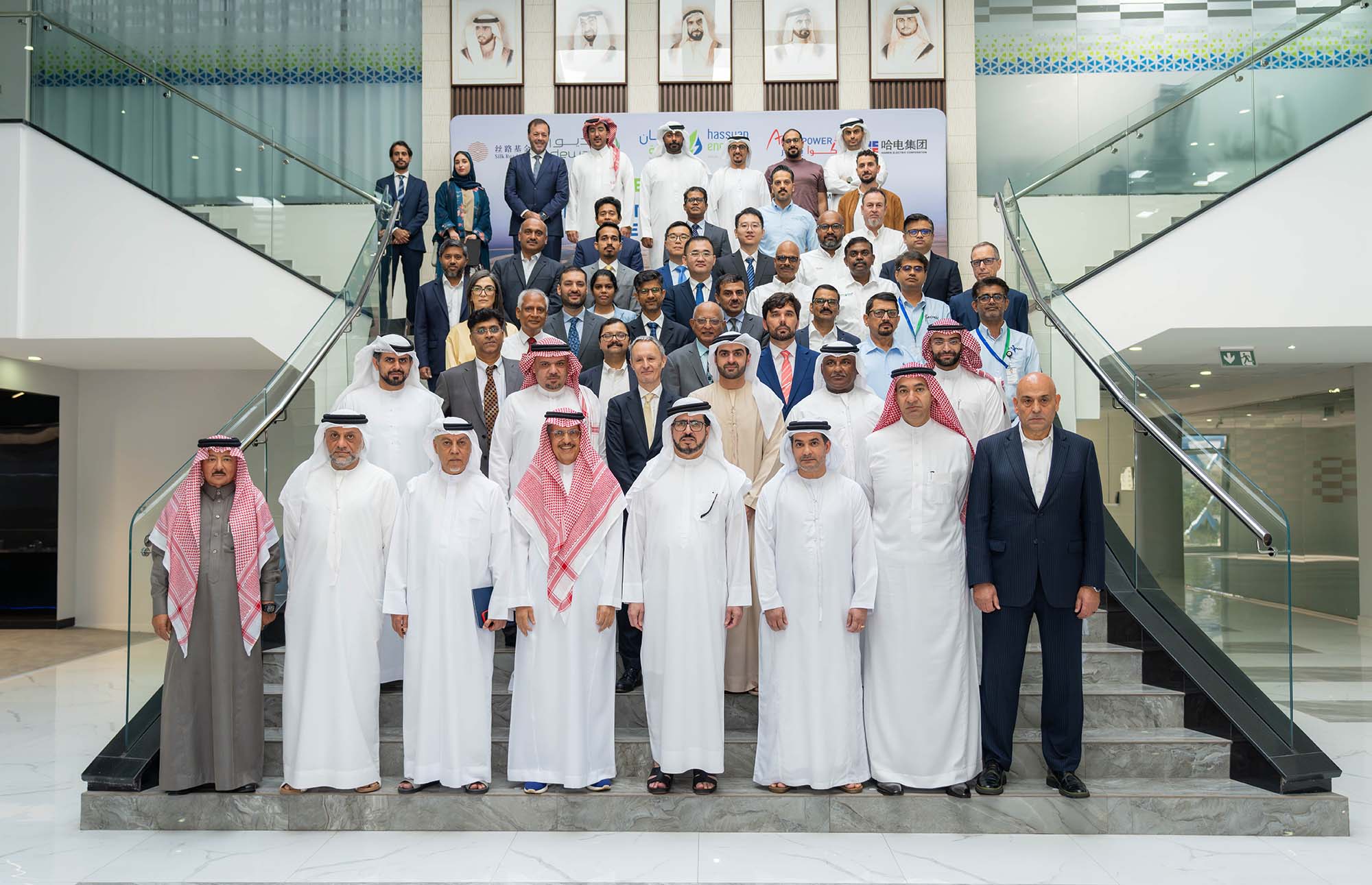 معالي سعيد محمد الطاير يتفقد سير العمل في المرحلة الأولى من مجمع حصيان لتحلية مياه البحر الذي يعد من أكبر المشاريع في العالم باستخدام تقنية التناضح العكسي